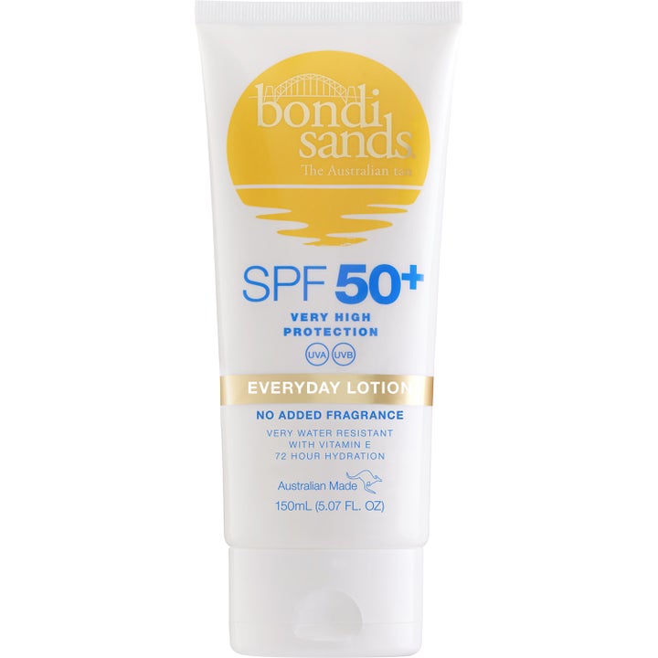 Bondi Sands SPF 50+ Everyday Lotion 150ml fuktighetsgivende solkrem i hvit tube med gul sollogo og blå skrift.