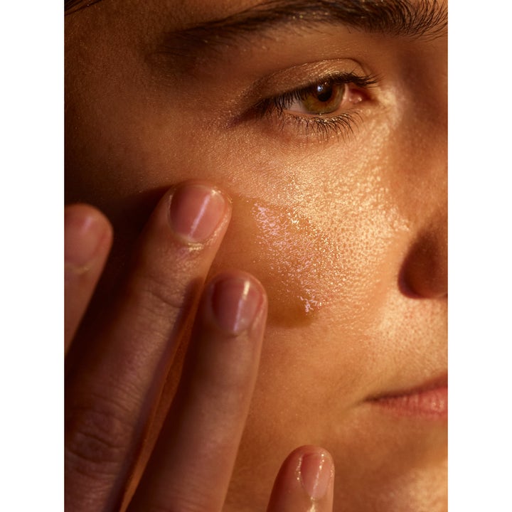 Rudolph Care Acai Facial Oil 15 ml ansiktsolje gir glød med en gyllen flytende tekstur påført huden med fingrene.