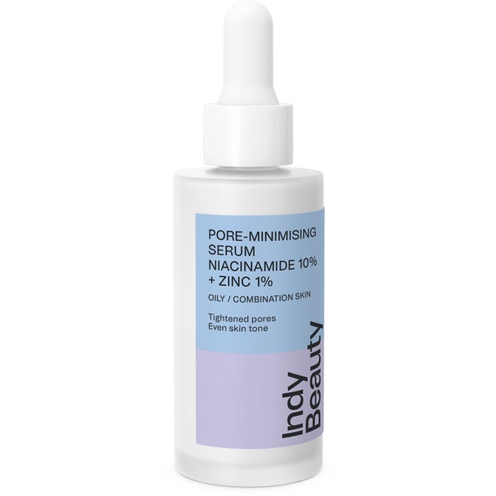 Indy Beauty Pore-Minimising Serum 30 ml minsker porer i en frostet glassflaske med hvit pipette og blå etikett.