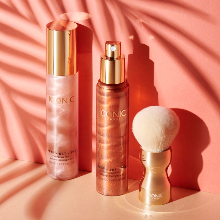 ICONIC London Prep Set Tan Tanning Mist 75 ml selvbruning spray gir glød med skimrende flasker og kabukibørste.