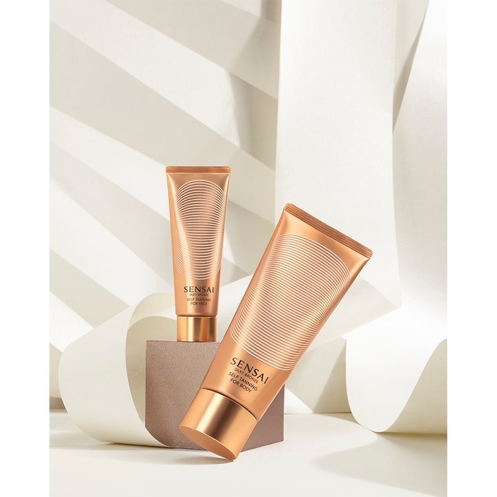 Sensai Silky Bronze Self Tanning For Face 50 ml selvbruning gir glød i bronsefarget tube mot hvit papirdekor.