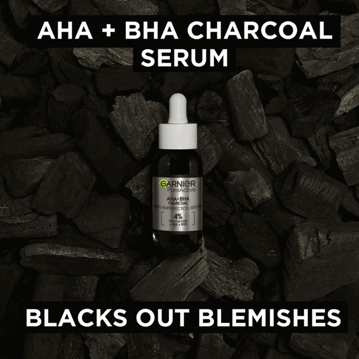 Garnier PureActive Blemish Black Out Serum 30 ml mot urenheter i mørk flaske på en seng av kullbiter