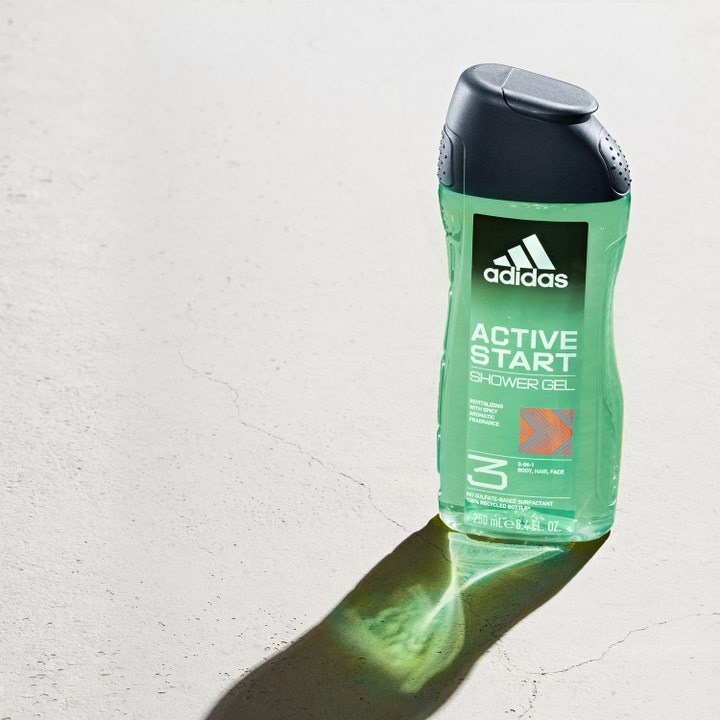 Adidas Active Start Hair & Body Shower Gel 250 ml revitaliserende dusjsåpe i grønn flaske med grønn skygge
