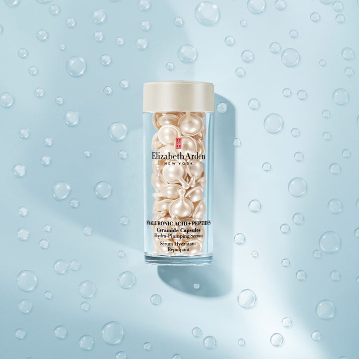 Elizabeth Arden Ceramide Capsules Hyaluronic Acid + Peptides 30 stk fuktgivende serum i krukke mot blå vanndråper