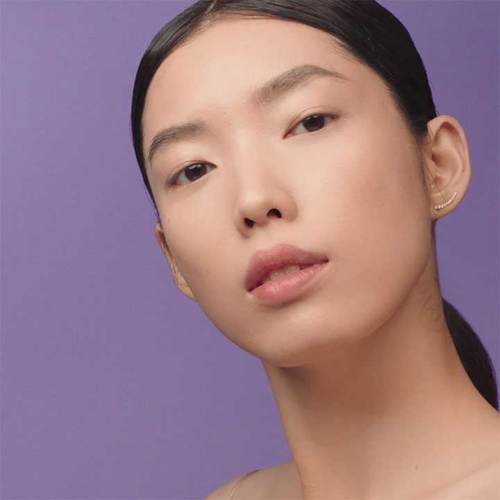 Estée Lauder Perfectionist Pro Vitamin C 50 ml serum gir glød vist på kvinne med jevn hudtone