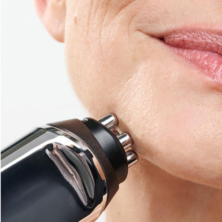 Currentbody Skin RF Radio Frequency Skin Tightening Device som strammer opp og reduserer rynker på kinnet.