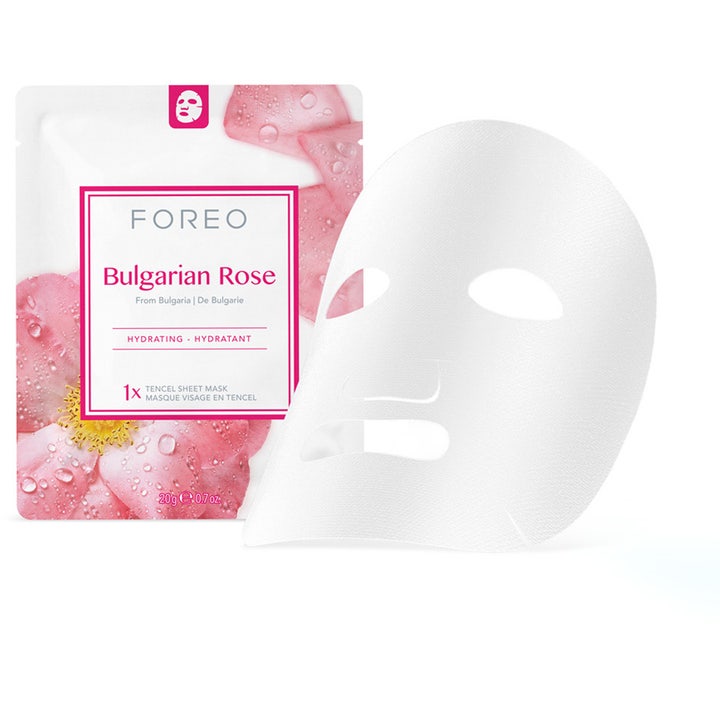 FOREO Bulgarian Rose 20 g fuktighetsgivende sheetmaske i tencel ved siden av rosa emballasje