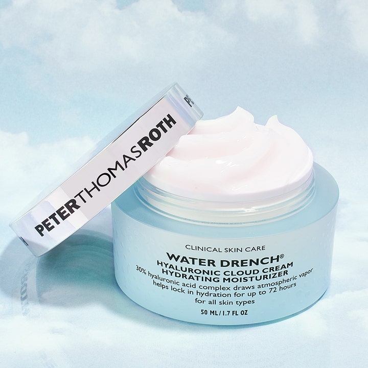 Peter Thomas Roth Water Drench Cloud Creme 50 ml fuktighetsgivende ansiktskrem med hvit luftig tekstur i blå krukke