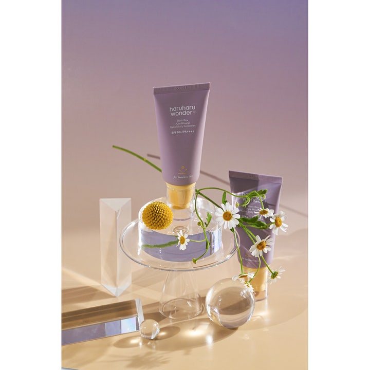 haruharu wonder Black Rice Pure Mineral Relief Daily Sunscreen 50 ml mineral solkrem i lilla tuber med hvite blomster