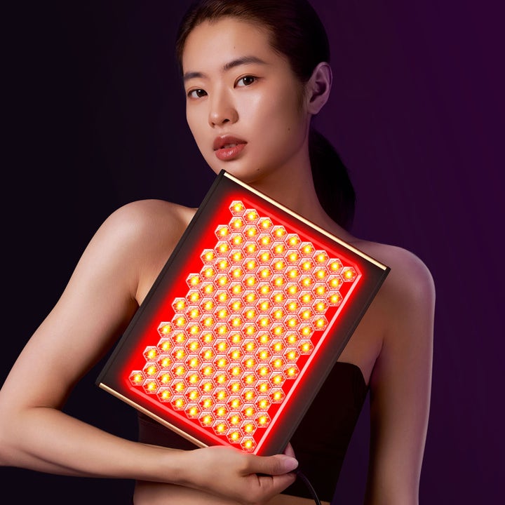 FAQ Swiss FAQ™ Led Panel 1 stk hudpleieverktøy fornyer huden vist som et lysende rødt panel i en kvinnes hender