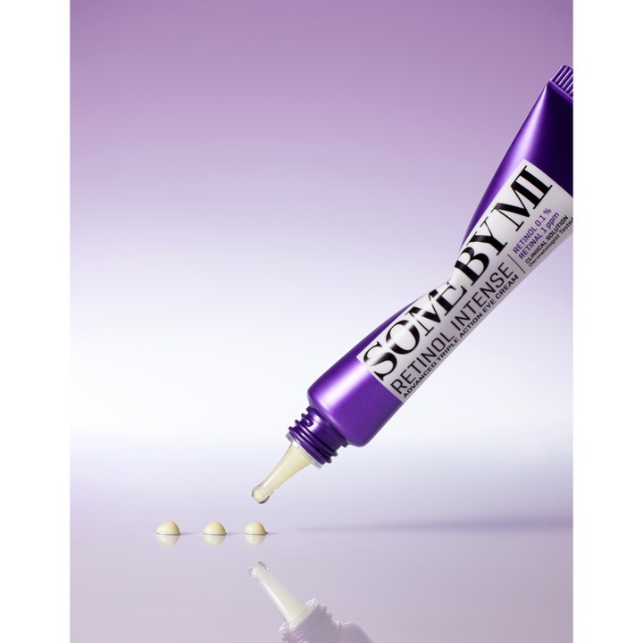Some By Mi Retinol Intense Advanced Triple Action Eye Cream 30 ml øyekrem i lilla tube med kremet tekstur