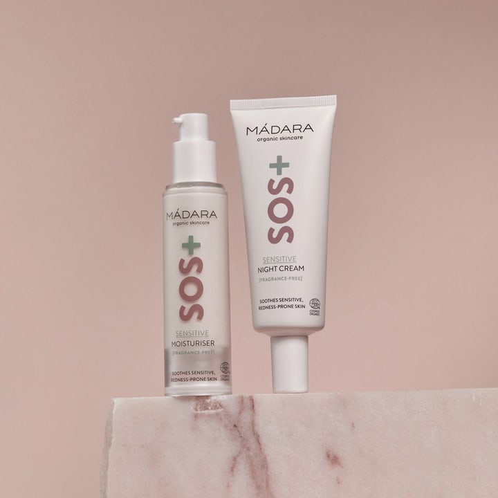 MÁDARA SOS + SENSITIVE Night Cream 70 ml beroligende nattkrem i hvit tube stående på marmor med hvit pumpeflaske.