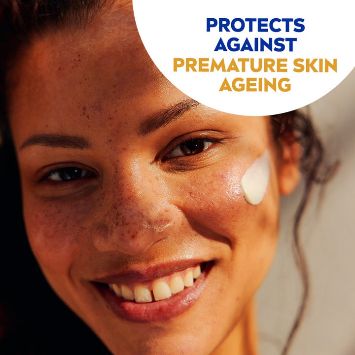 NIVEA Sun Face Shine Control Cream SPF30 50 ml ansiktssolkrem beskytter mot aldring vist med hvit krem på kinnet