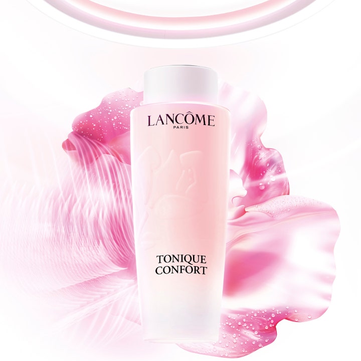Lancôme Tonique Confort 200 ml fuktighetsgivende ansiktsvann i rosa flaske foran et stort roseblad med vanndråper