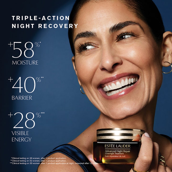 Estée Lauder Advanced Night Repair Overnight Treatment 65 ml ansiktsmaske gir glød på smilende kvinne