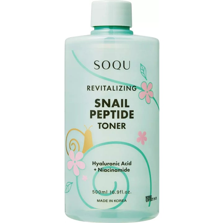 SOQU Snail Peptide Toner 500ml revitaliserende ansiktsvann i lyseblå flaske med rosa blomsterdekor