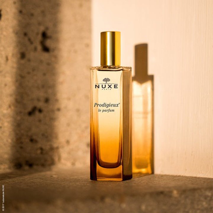 Nuxe Prodigieux le parfum 50 ml parfyme i en elegant glassflaske med gullkork og ravfarget bunn gir en varm duft.