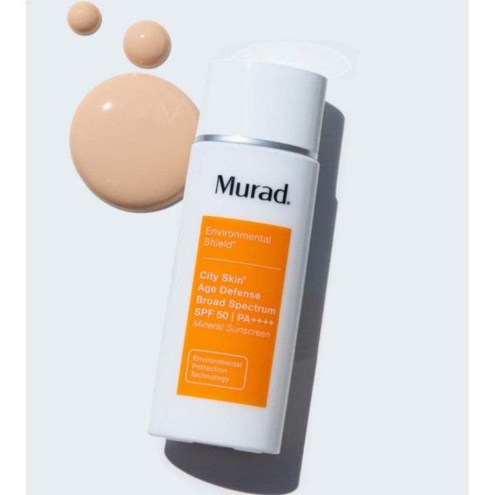 Murad Spot Corrector 80 ml mot pigmentflekker hvit flaske med oransje etikett og ferskenfarget flytende tekstur.