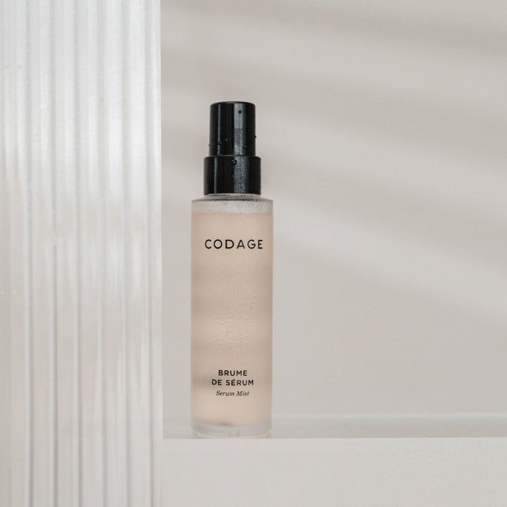 Codage Paris The Serum Mist 100 ml fuktighetsgivende face mist i frostet glassflaske med sort spraypumpe.