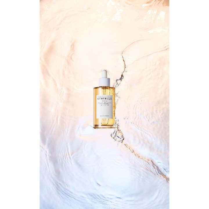 SKIN1004 Madagascar Centella Ampoule 100 ml beroligende ansiktsserum i glassflaske med hvit pipette i vann