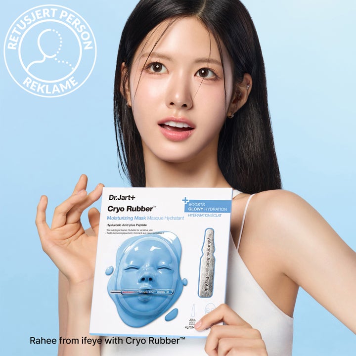 Dr.Jart+ Cryo Rubber Moisture Mask 36 g fuktighetsgivende ansiktsmaske vist i en reklame med en kvinne.