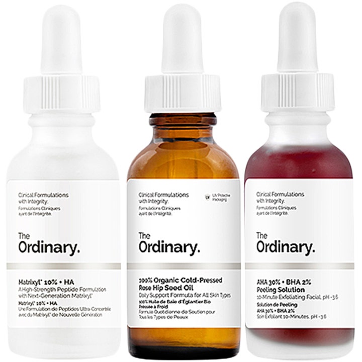 Tre populære serum fra The Ordinary i glassflasker med pipette som gir målrettet hudpleie for ulike behov.