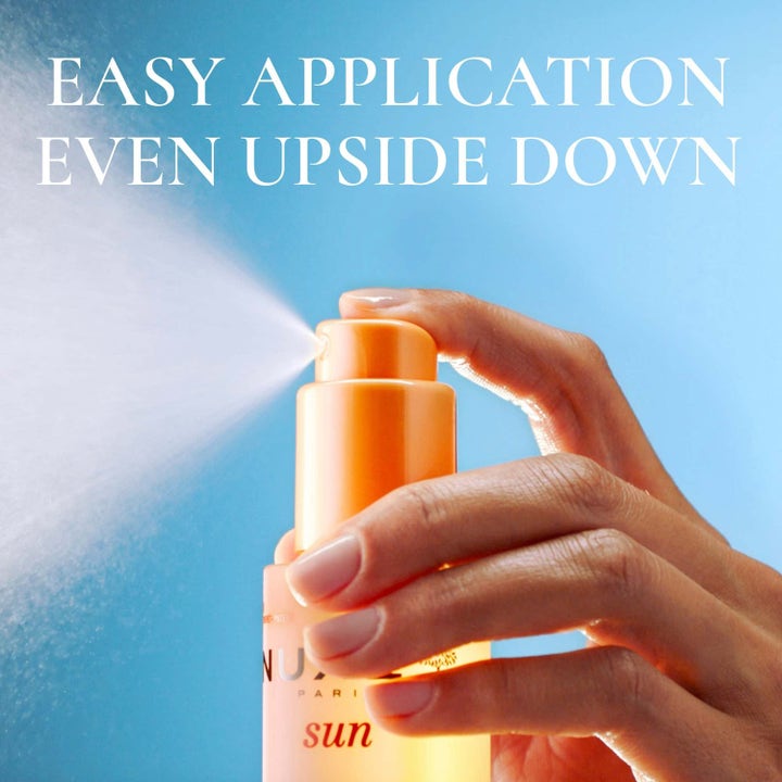 Nuxe Sun Mist Fresh Spf 30 150 ml solkrem sprayes i en fin mist med teksten Easy application even upside down