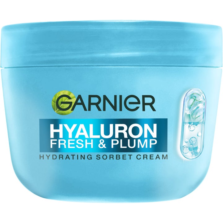 Garnier Hyaluron Fresh & Plump fuktighetsgivende ansiktskrem i lyseblå krukke som gir huden fylde.