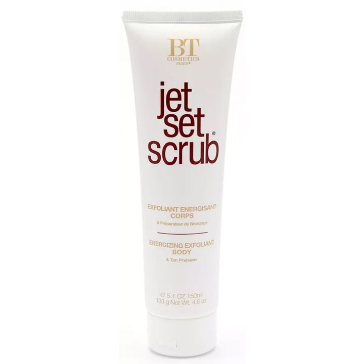 BT Cosmetics Jet Set Scrub 150ml eksfolierende kroppsskrubb i hvit tube med burgunder tekst
