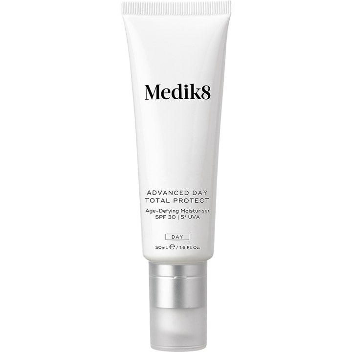 Medik8 Advanced Day Total Protect 50 ml aldersbekjempende dagkrem med SPF 30 i hvit tube med sølvfarget kork