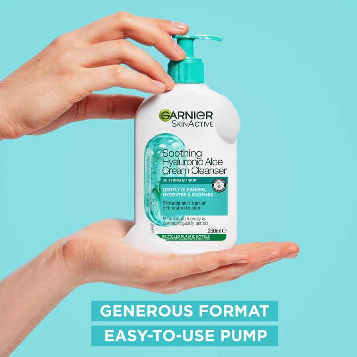 Garnier Skin Active Hyaluronic Aloe Cream Cleanser 250 ml beroligende ansiktsrens i hvit pumpeflaske med mykt skum
