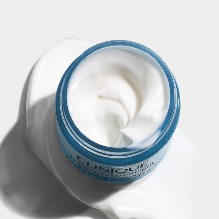 Clinique Turnaround Overnight Moisturizer 50 ml ansiktskrem med hvit, kremet tekstur i en blå krukke
