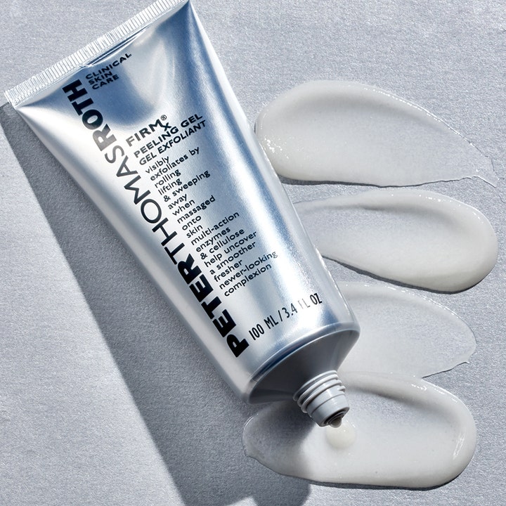 Peter Thomas Roth Firmx Peeling Gel 100 ml eksfolierende ansiktsskrubb med hvit tekstur ved siden av sølvtube