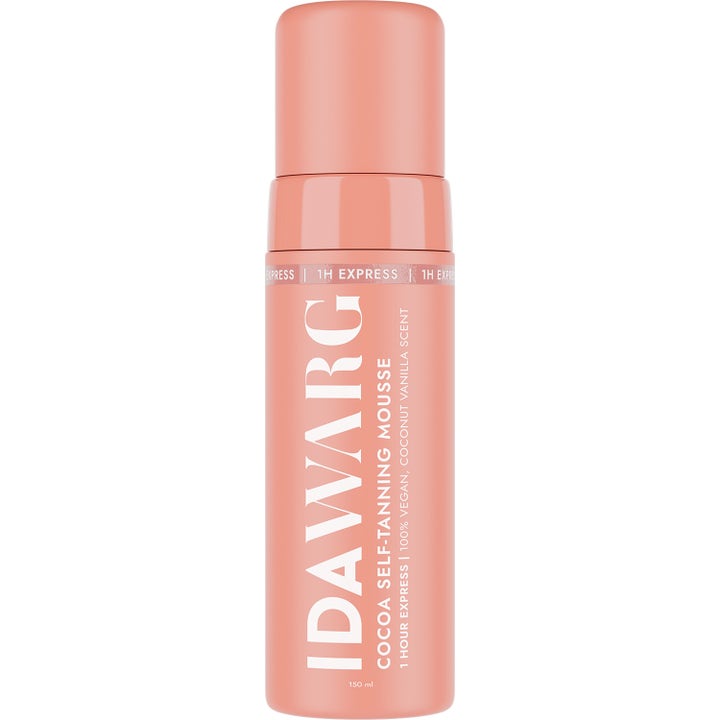 Ida Warg Cocoa Self-Tanning Mousse 150 ml selvbruningsmousse som gir rask glød i en ferskenfarget flaske med hvit tekst