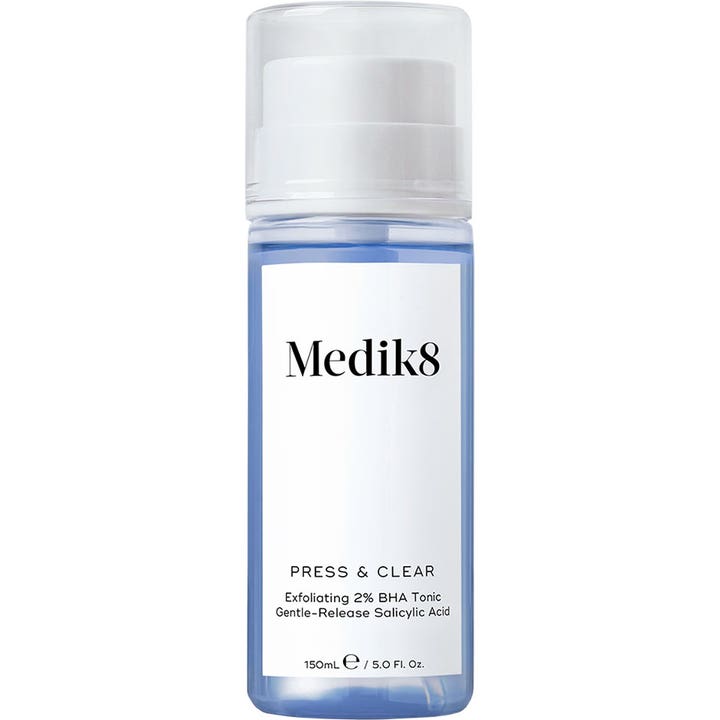 Medik8 Press & Clear 150 ml eksfolierende BHA-toner som gir klarere hud i blåtonet plastflaske med hvit etikett og pumpe