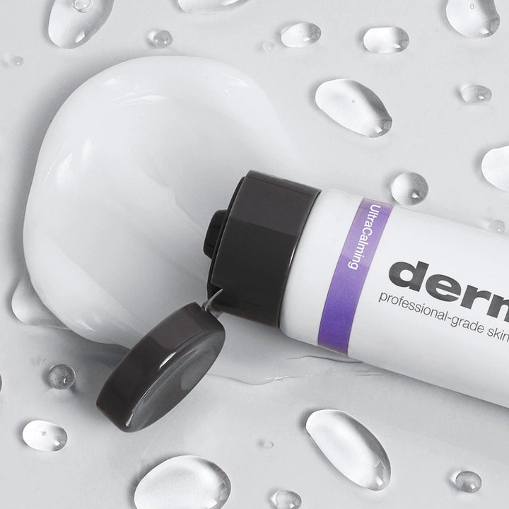 Dermalogica UltraCalming Calm Water Gel 50 ml beroligende ansiktskrem vist med hvit geltekstur og klare vanndråper.
