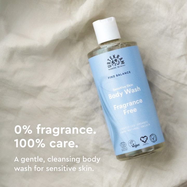 Urtekram Fragrance Free Body Wash 500 ml parfymefri dusjsåpe for sensitiv hud i flaske på en lys stoffbakgrunn