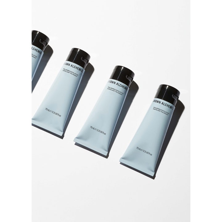 Grown Alchemist Polishing Facial Exfoliant 75 ml ansiktsskrubb i lyseblå tuber med sorte lokk