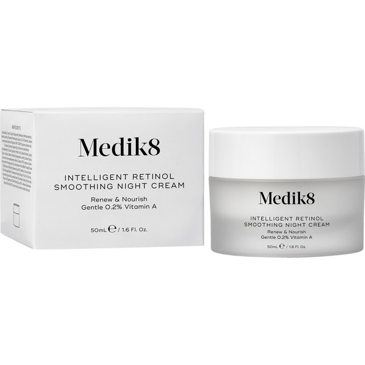 Medik8 Intelligent Retinol Smoothing Night Cream 50 ml nattkrem med 0.2% vitamin A i krukke av frostet glass