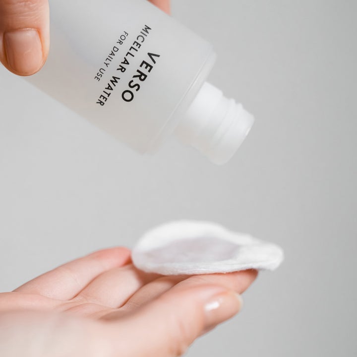 Verso N°1 Micellar Water 200 ml ansiktsrens helles fra en hvit flaske på en bomullspad for daglig bruk.