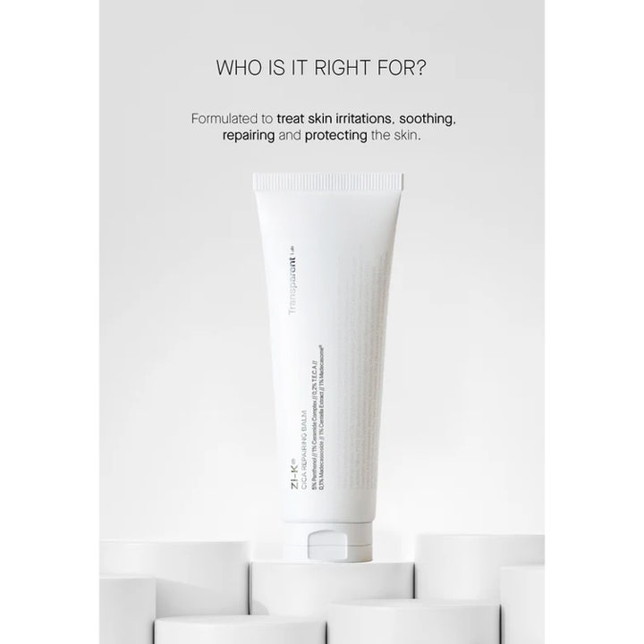 Niche Beauty Lab Zi-K Cica Repairing Balm 100 ml reparerende ansiktskrem i hvit tube på hvite sylindriske podier.