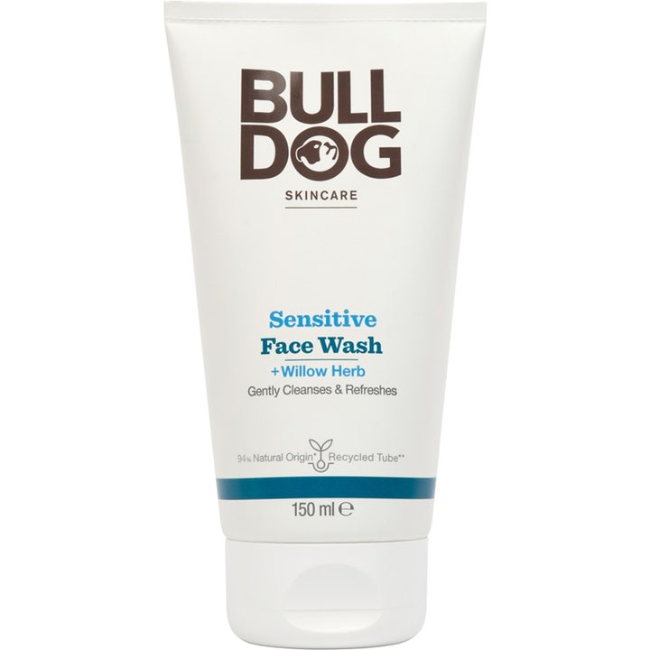 Bulldog Sensitive Face Wash 150 ml skånsom ansiktsrens for sensitiv hud i en hvit tube med blå detaljer.