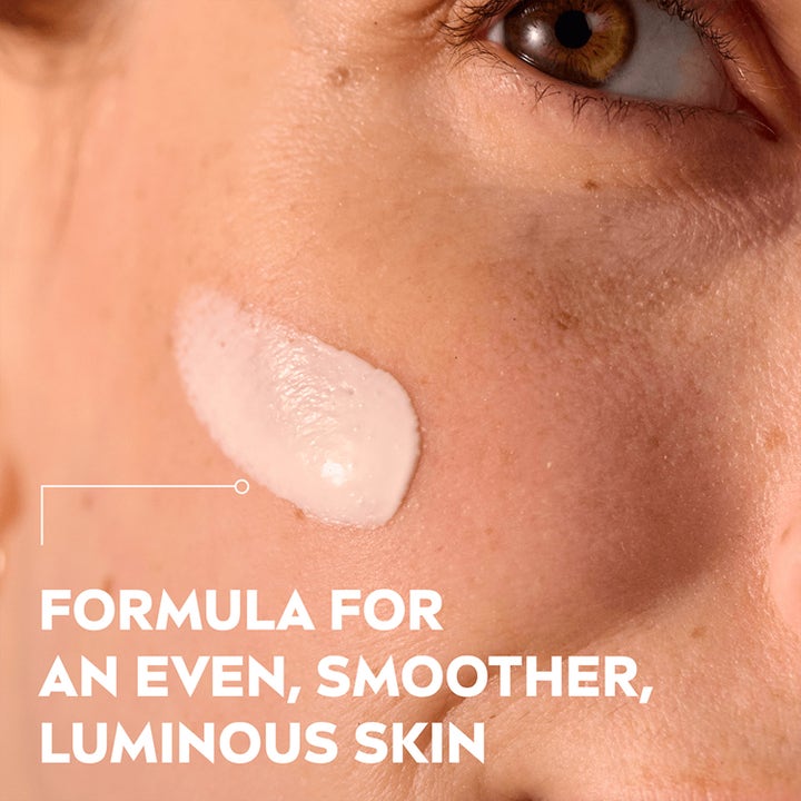 NIVEA LUMINOUS 630 Post-Acne Marks Serum 30 ml serum mot merker viser tekstur på hud og teksten Formula for an even skin