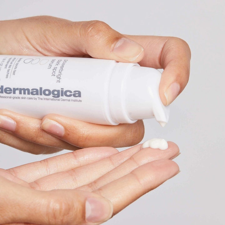 Dermalogica PowerBright Dark Spot Serum 30 ml lysner huden og viser en kremet hvit tekstur som pumpes ut i en hånd.