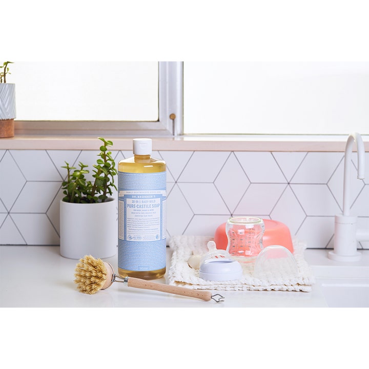 Dr. Bronner's Pure Castile Liquid Soap Baby-Mild 945 ml mild såpe vist i et kjøkken med tåteflasker og oppvaskbørste