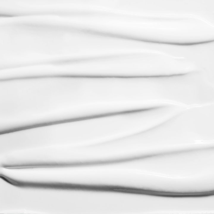 Caudalie Vinoclean Cleansing Almond Milk 200 ml rengjøringsmelk med en hvit og fyldig kremet tekstur i myke strøk.