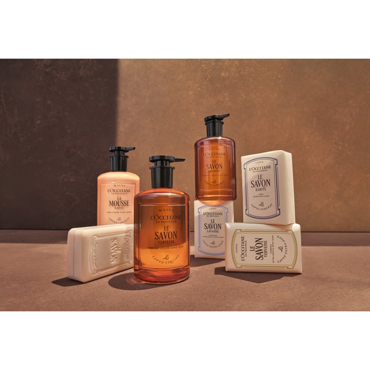 L'Occitane en Provence Shea Butter Verbena Body Soap 250 g pleiende såpe vist blant ulike såper i varme jordfarger