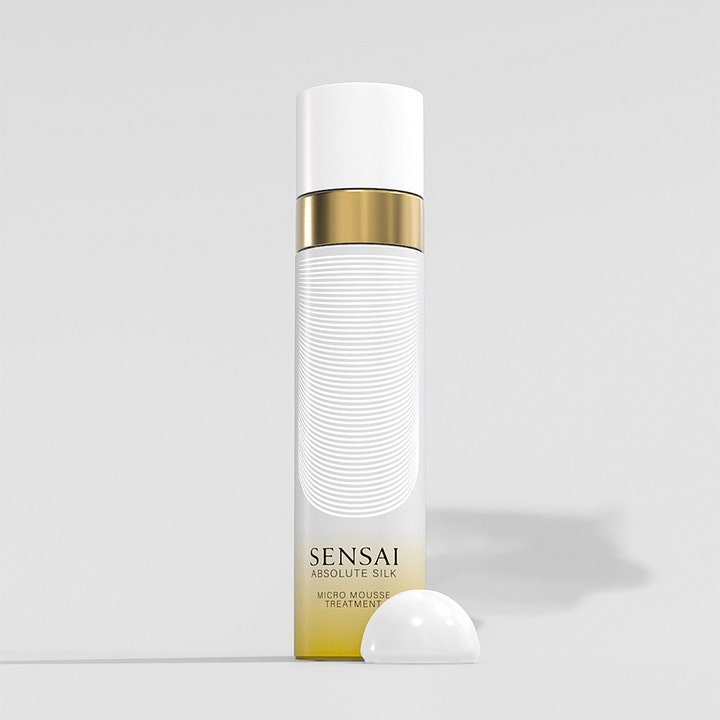 Sensai Absolute Silk Micro Mousse Treatment 90 ml fuktighetsgivende toner i hvit flaske med gulldetaljer