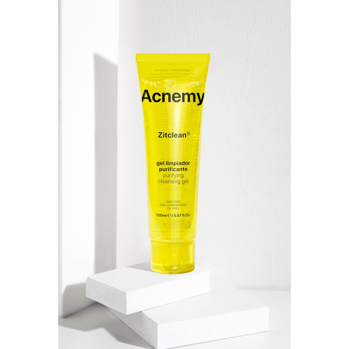 Niche Beauty Lab Acnemy Zitclean 150 ml rensende ansiktsgel i en gjennomsiktig gul tube på hvit sokkel