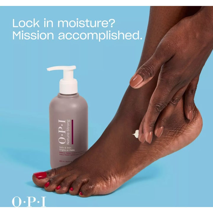 OPI Nature Strong Moisture Mission 250 ml fuktighetsgivende krem påføres en fot for myk hud.